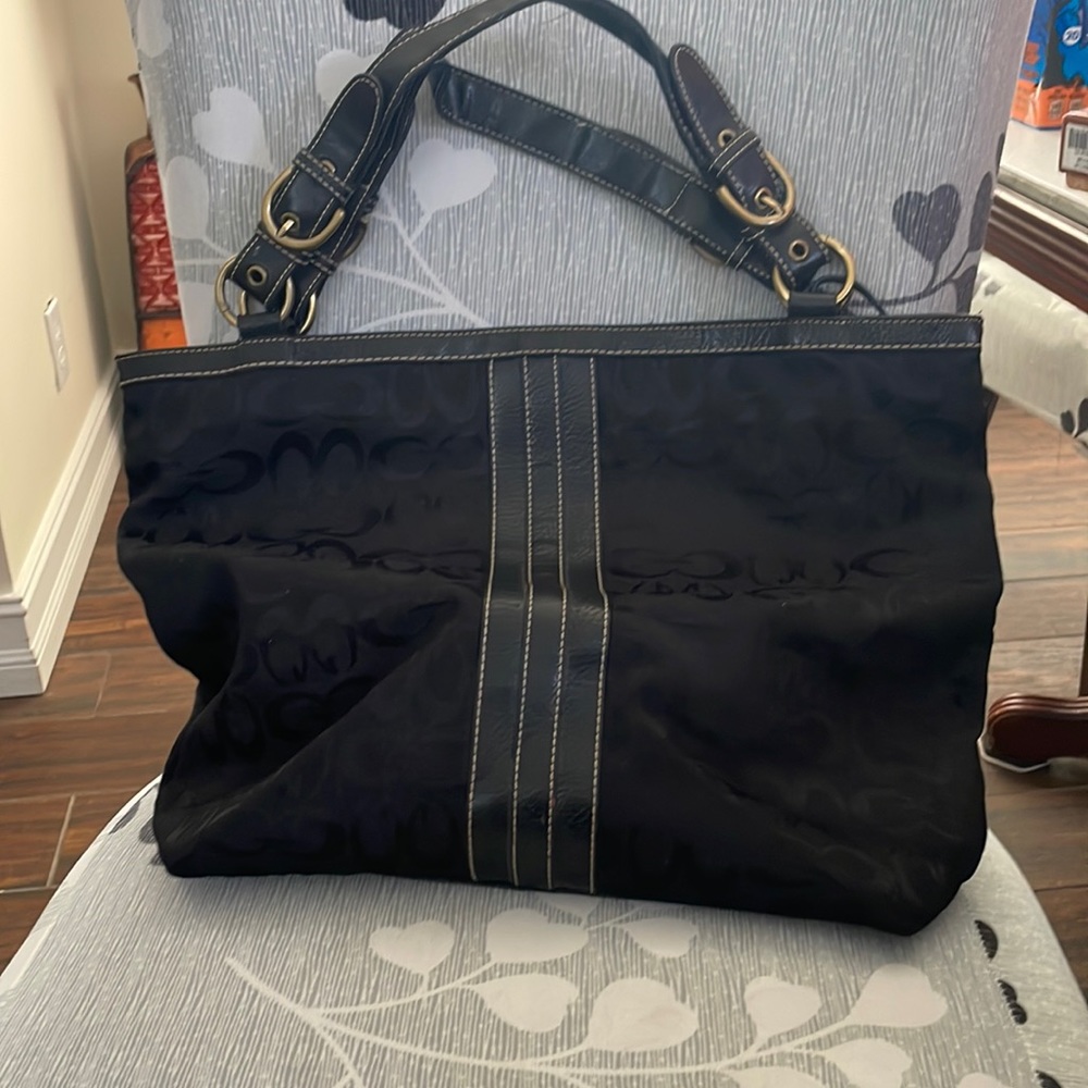 Preowned black purse good condition. 17x13 inches. Can fit a laptop.